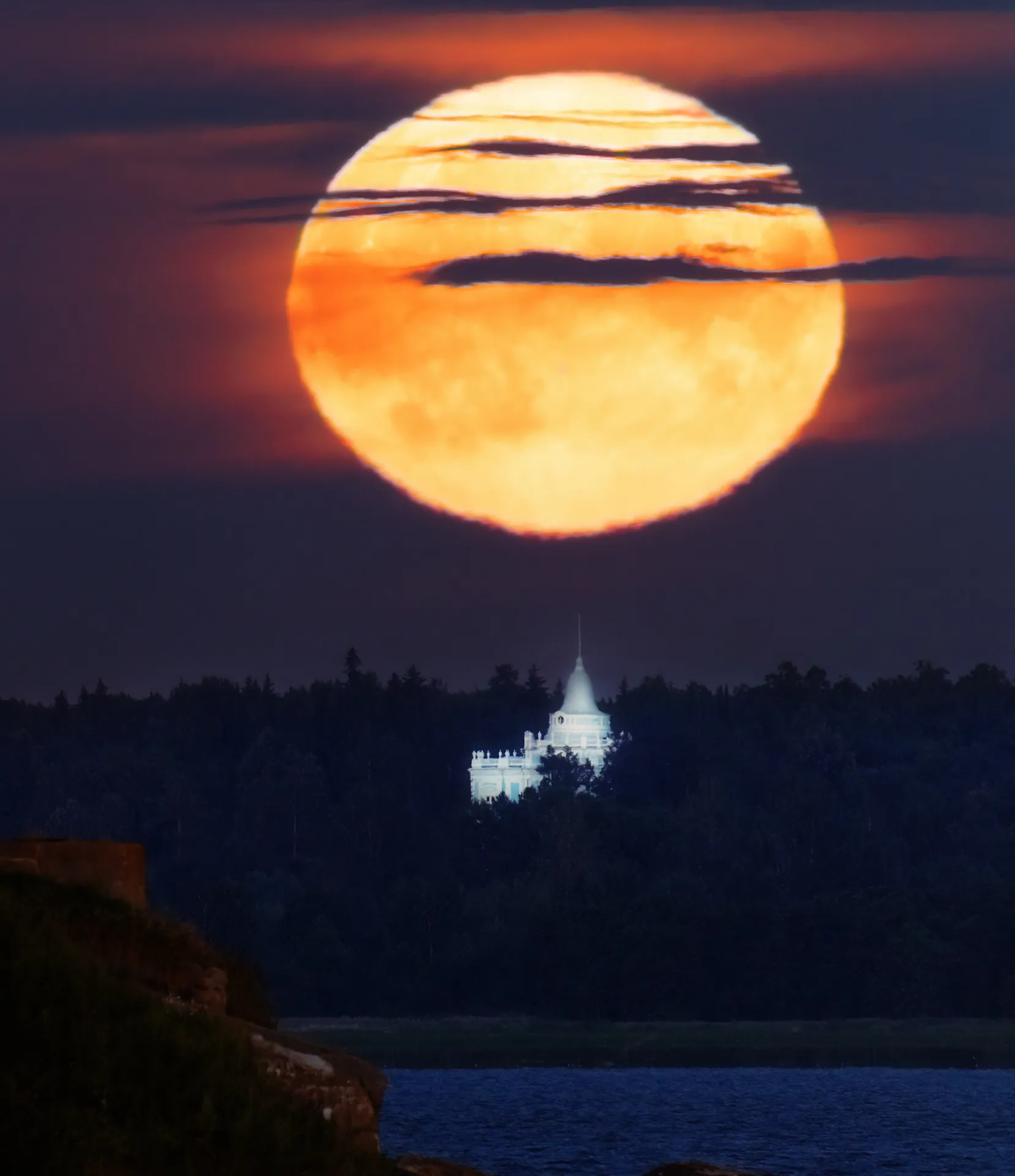 Moonrise above Oranienbaum photographed from 10 kilometres